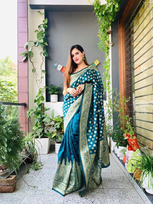 Green Designer Silk With Jacquard Work Saree With Attractive Blouse Piece