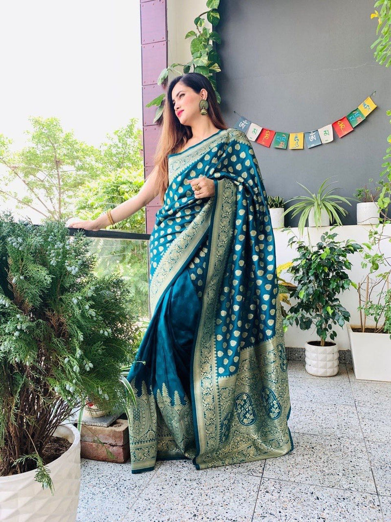 Green Designer Silk With Jacquard Work Saree With Attractive Blouse Piece