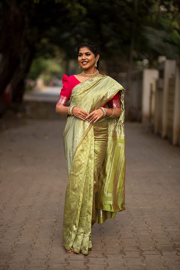 Green Designer Silk With Jacquard Work Saree With Attractive Blouse Piece