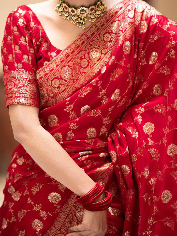 Desiring Red Soft Silk Saree With Engrossing Blouse Piece