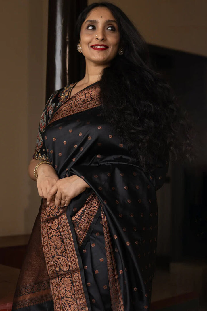 Unique Black Soft Silk Saree With Ideal Blouse Piece