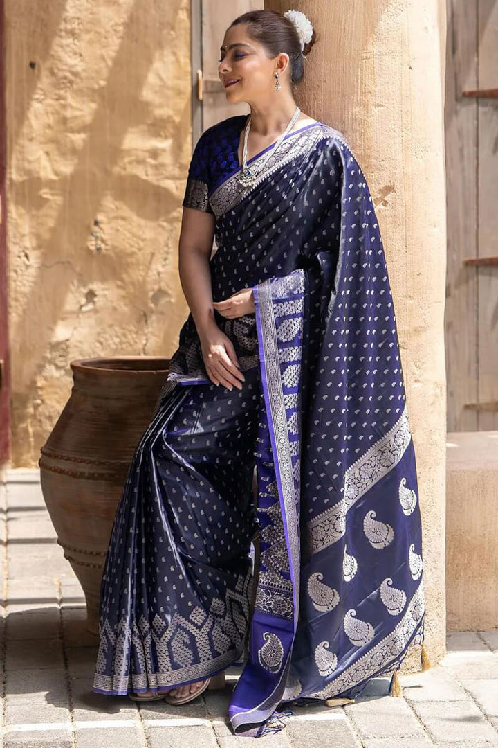 Mesmeric Navy Blue Soft Silk Saree With Comely Blouse Pieced