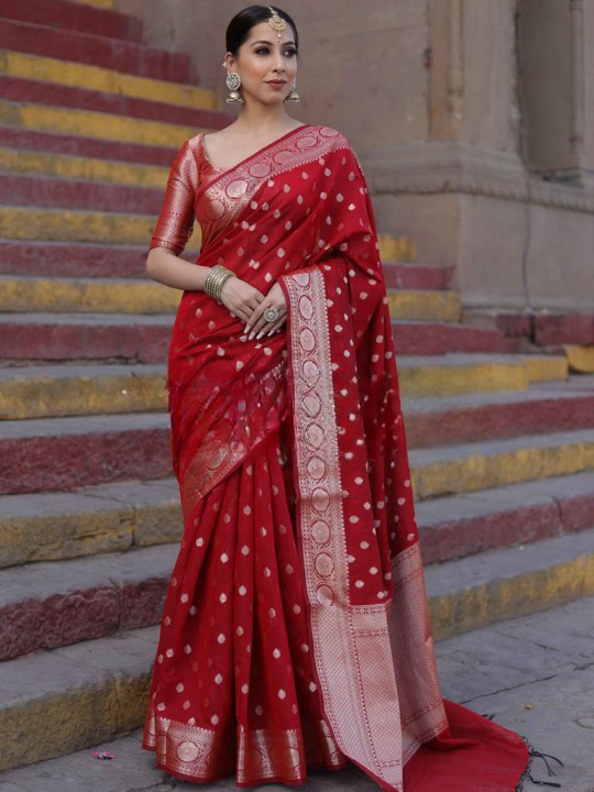 Snazzy Red Soft Silk Saree With Unequalled Blouse Piece