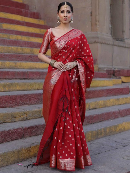 Snazzy Red Soft Silk Saree With Unequalled Blouse Piece