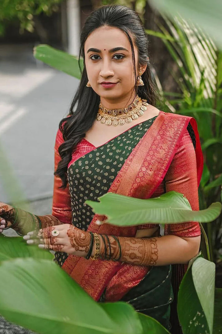 Conflate Dark Green Soft Silk Saree With Majesty Blouse Piece