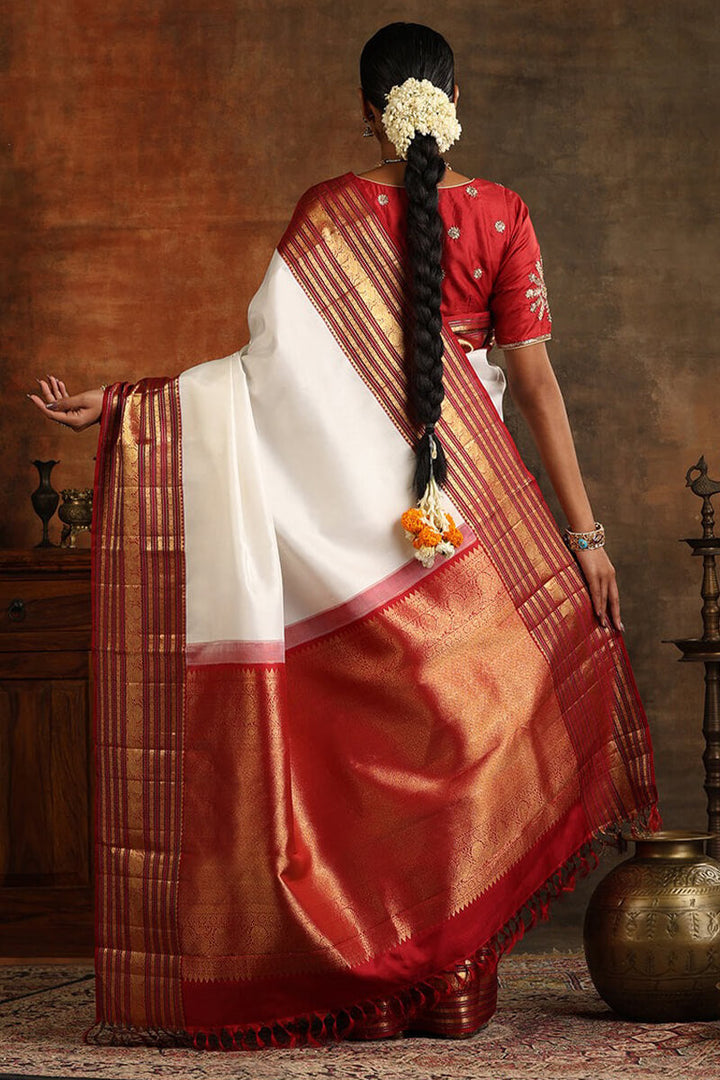 Magnetic Off White Soft Silk Saree With Luxuriant Blouse Piece