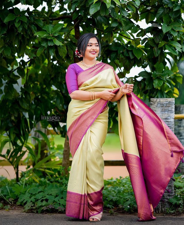 Elision Sea Green Soft Silk Saree With Evocative Blouse Piece