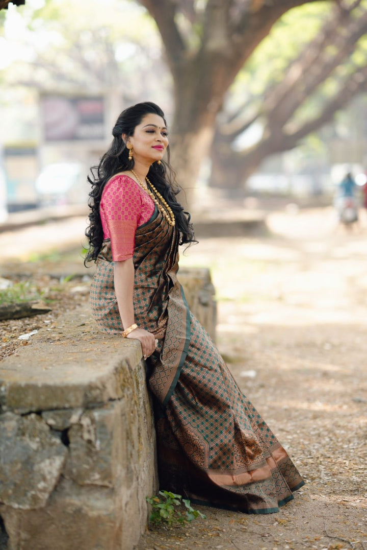 Exceptional Dark Green Soft Silk Saree With Jazzy Blouse Piece