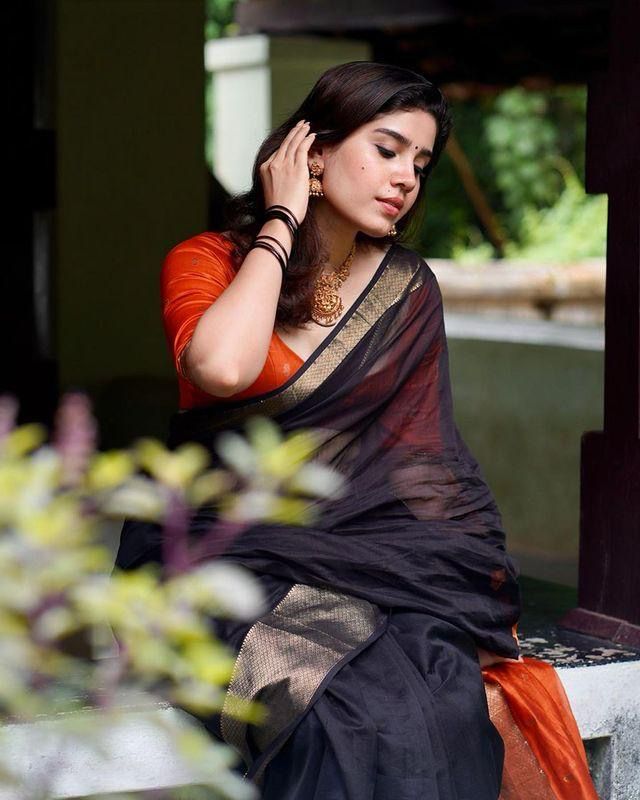 Ravishing Black Soft Silk Saree With Enthralling Blouse Piece