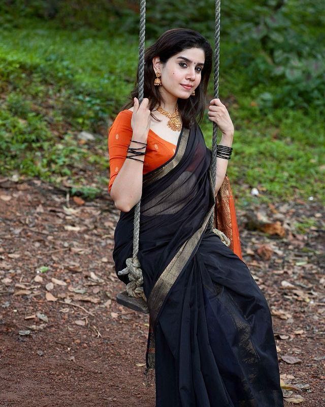 Ravishing Black Soft Silk Saree With Enthralling Blouse Piece