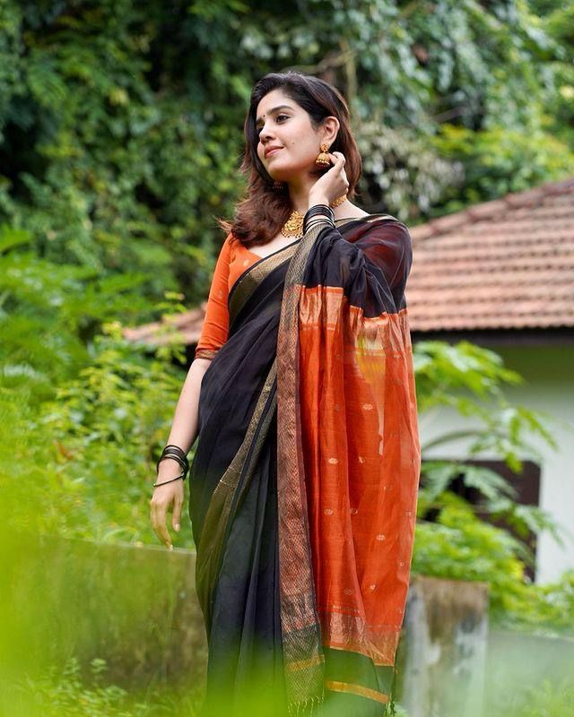 Ravishing Black Soft Silk Saree With Enthralling Blouse Piece