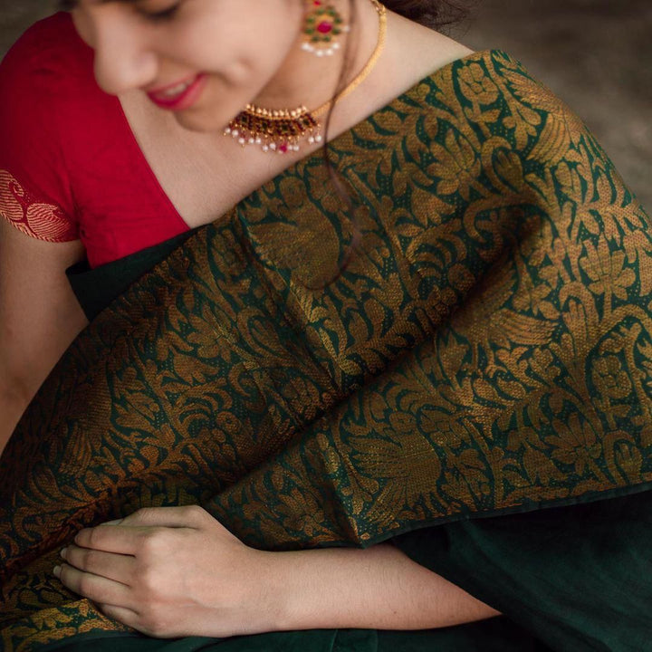 Arresting Green Soft Silk Saree With Groovy Blouse Piece