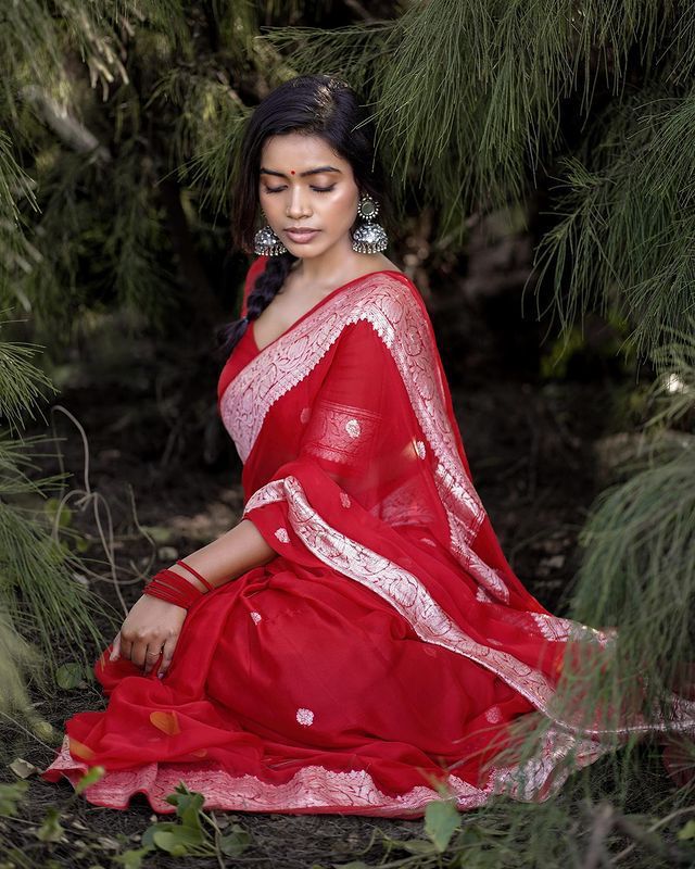 Designer Red Soft Silk Saree With Arresting Blouse Piece