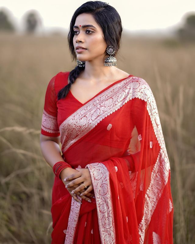 Designer Red Soft Silk Saree With Arresting Blouse Piece