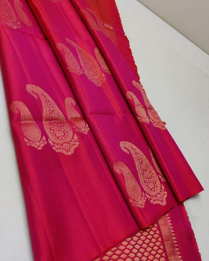 Bucolic Dark Pink Soft Silk Saree With Evanescent Blouse Piece