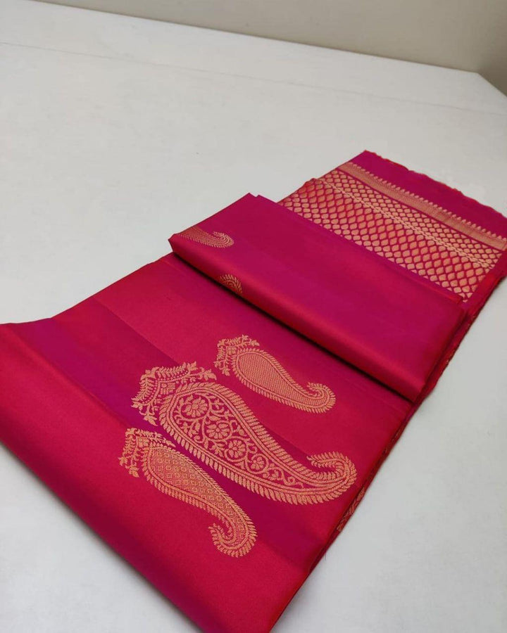 Bucolic Dark Pink Soft Silk Saree With Evanescent Blouse Piece