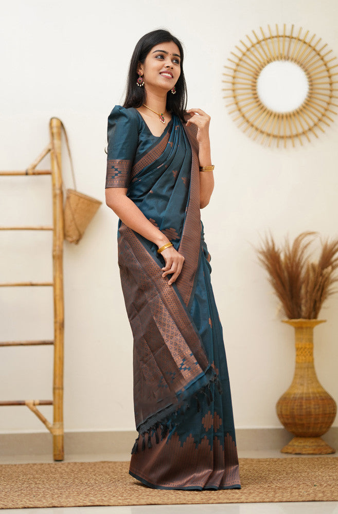 Beleaguer Rama Soft Silk Saree With Dissemble Blouse Piece