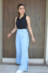 new arrival  bottom wear 22 button denim jeans for girls and women .