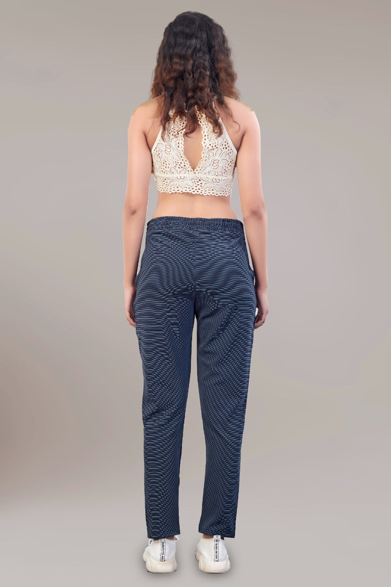 girl's stretchable track pant.