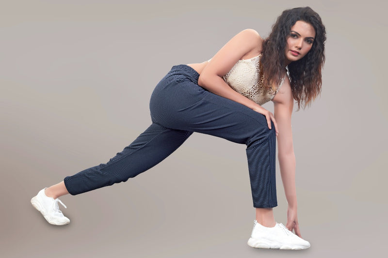 girl's stretchable track pant.
