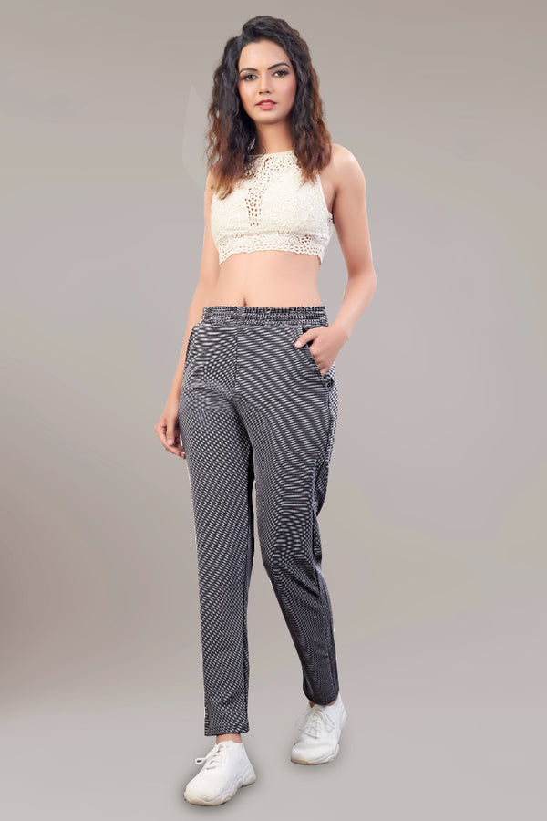 girl's stretchable track pant.