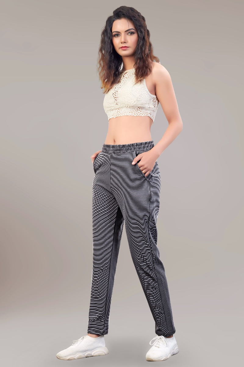 girl's stretchable track pant.