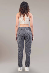 girl's stretchable track pant.